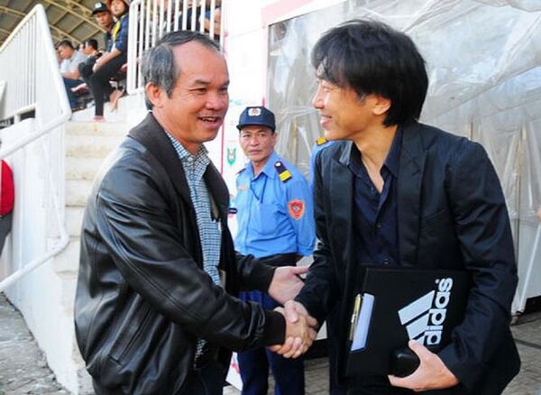 Hai đời HLV trưởng ĐTVN gần đây đều do một tay bầu Đức sắp đặt, trong khi ông Đức là Phó chủ tịch phụ trách tài chính-tài trợ VFF. - Sputnik Việt Nam