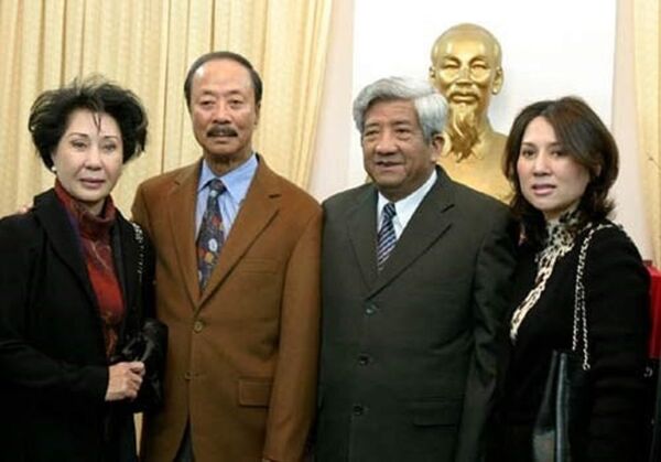 Ông Nguyễn Cao Kỳ (thứ 2 từ trái sang) trong một lần về thăm Việt Nam được nguyên Chủ tịch Ủy ban T.Ư Mặt trận Tổ quốc Việt Nam Phạm Thế Duyệt đón tiếp - Sputnik Việt Nam