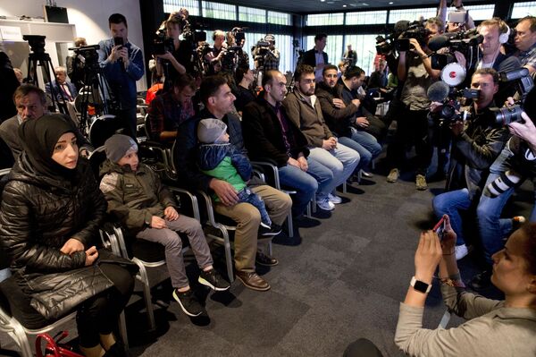 Cuộc họp báo được tổ chức tại trụ sở OPCW với sự tham gia của những người được cho là nhân chứng “tấn công hóa học - 17 người Syria - Sputnik Việt Nam