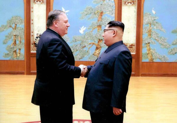In this image released by the White House, then-CIA director Mike Pompeo shakes hands with North Korean leader Kim Jong Un in Pyongyang, North Korea, during a 2018 East weekend trip. - Sputnik Việt Nam