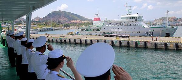 Đoàn công tác trên tàu 561 chào cảng - Sputnik Việt Nam