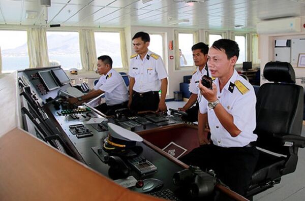 Chỉ huy tàu 561 và kíp hàng hải điều động tàu rời quân cảng Cam Ranh. Tàu 561 - Khánh Hòa là tàu quân y đã thực hiện rất nhiều nhiệm vụ trên biển và tham gia công tác đối ngoại quốc phòng từ nhiều năm nay Chỉ huy tàu 561 và kíp hàng hải điều động tàu rời quân cảng Cam Ranh. Tàu 561 - Khánh Hòa là tàu quân y đã thực hiện rất nhiều nhiệm vụ trên biển và tham gia công tác đối ngoại quốc phòng từ nhiều năm nay - Sputnik Việt Nam