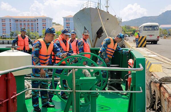 Cán bộ chiến sĩ tàu 561 tác nghiệp trên tàu Cán bộ chiến sĩ tàu 561 tác nghiệp trên tàu - Sputnik Việt Nam