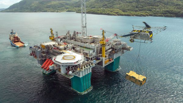 SKYF phục vụ công nhân ngành dầu biển - Sputnik Việt Nam