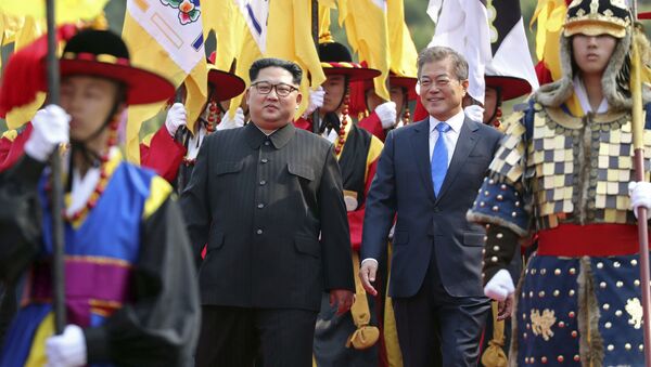 Lãnh tụ Nam-Bắc Triều Tiên Moon Jae-in và Kim Jong-un trong cuộc gặp gỡ tại làng Panmunjom, thuộc khu phi quân sự phân chia hai miền Bắc-Nam Triều Tiên. - Sputnik Việt Nam