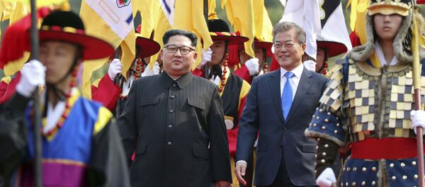 Lãnh tụ Nam-Bắc Triều Tiên Moon Jae-in và Kim Jong-un trong cuộc gặp gỡ tại làng Panmunjom, thuộc khu phi quân sự phân chia hai miền Bắc-Nam Triều Tiên. - Sputnik Việt Nam