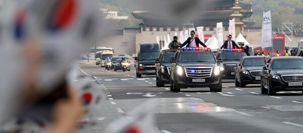 Mọi người vẫy chào đoàn xe của Tổng thống Hàn Quốc Moon Jae-in đang trên đường tới gặp Lãnh tụ CHDCND Triều Tiên Kim Jong-un để thực hiện Hội nghị Thượng đỉnh liên Triều. - Sputnik Việt Nam