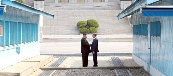 Lãnh tụ Nam-Bắc Triều Tiên Moon Jae-in và Kim Jong-un bắt tay nhau trong cuộc gặp gỡ tại làng Panmunjom, thuộc khu phi quân sự phân chia hai miền Bắc-Nam Triều Tiên. Lãnh tụ Nam-Bắc Triều Tiên Moon Jae-in và Kim Jong-un bắt tay nhau trong cuộc gặp gỡ tại làng Panmunjom, thuộc khu phi quân sự phân chia hai miền Bắc-Nam Triều Tiên. - Sputnik Việt Nam