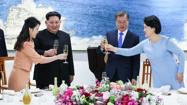 Lãnh đạo Bắc Triều Tiên và Hàn Quốc - các ông Kim Jong-un và Moon Jae-in - cùng hai phu nhân tại dạ tiệc trong hội nghị thượng đỉnh liên Triều - Sputnik Việt Nam