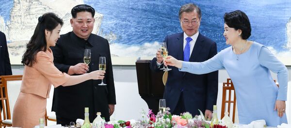 Lãnh đạo Bắc Triều Tiên và Hàn Quốc - các ông Kim Jong-un và Moon Jae-in - cùng hai phu nhân tại dạ tiệc trong hội nghị thượng đỉnh liên Triều - Sputnik Việt Nam