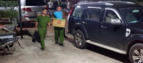 Công an thu giữ nhiều tài liệu liên quan đến việc kinh doanh gỗ của Phượng râu - Sputnik Việt Nam