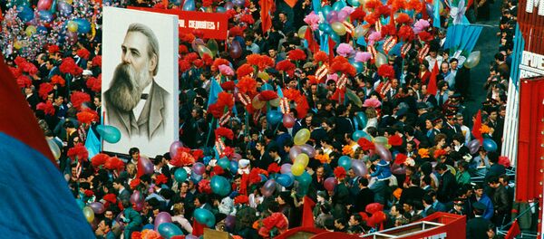 Nhiều đoàn lễ hội gồm những người tham gia mit tinh trên Quảng trường Đỏ ở Moskva, ngày 1 tháng 5 năm 1984 - Sputnik Việt Nam