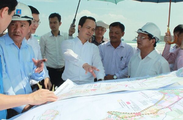 Ông Trần Ngọc Căng (trái), Chủ tịch UBND tỉnh Quảng Ngãi, ông Trịnh Văn Quyết (giữa) chủ tịch tập đoàn FLC và ông Lê Viết Chữ (phải), bí thư Tỉnh ủy Quảng Ngãi, trong buổi làm việc ngày 8-3 xúc tiến quy hoạch dự án Ông Trần Ngọc Căng (trái), Chủ tịch UBND tỉnh Quảng Ngãi, ông Trịnh Văn Quyết (giữa) chủ tịch tập đoàn FLC và ông Lê Viết Chữ (phải), bí thư Tỉnh ủy Quảng Ngãi, trong buổi làm việc ngày 8-3 xúc tiến quy hoạch dự án - Sputnik Việt Nam