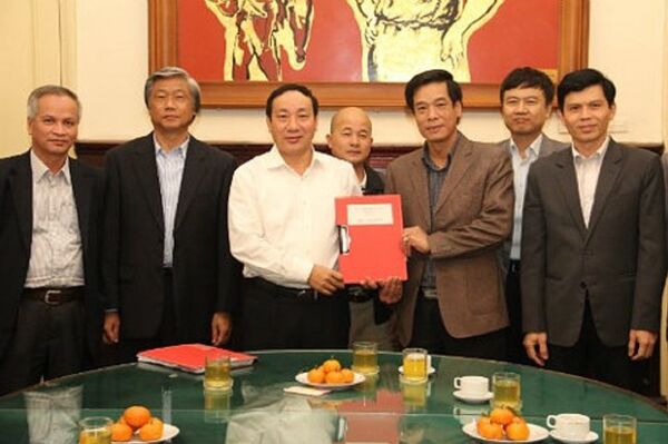 Ông Đinh Ngọc Hệ, Chủ tịch HĐQT của Công ty Cổ phần Phát triển đầu tư Thái Sơn, biệt danh Út trọc (đứng giữa, hàng sau), tại lễ ký kết hợp đồng dự án đầu tư xây dựng cầu Việt Trì mới theo hình thức BOT.  - Sputnik Việt Nam