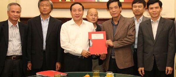 Ông Đinh Ngọc Hệ, Chủ tịch HĐQT của Công ty Cổ phần Phát triển đầu tư Thái Sơn, biệt danh Út trọc (đứng giữa, hàng sau), tại lễ ký kết hợp đồng dự án đầu tư xây dựng cầu Việt Trì mới theo hình thức BOT. - Sputnik Việt Nam