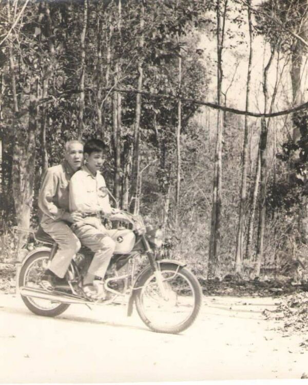 Chiến sĩ Giải phóng miền Đông Nam Bộ sử dụng xe máy để chở cán bộ ở Bộ tư lệnh Miền.  - Sputnik Việt Nam