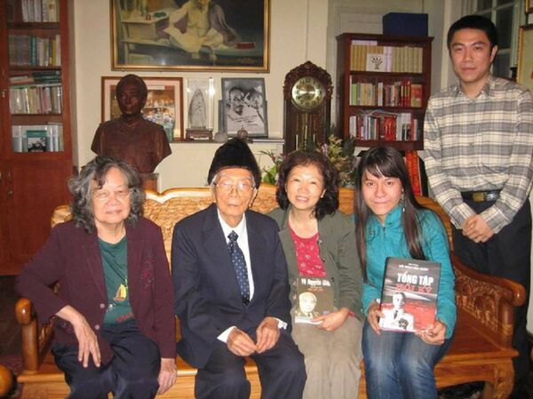 Tác giả Nguyễn Phước Thắng (ngoài cùng bên phải) thăm gia đình Đại tướng Võ Nguyên Giáp năm 2007. - Sputnik Việt Nam