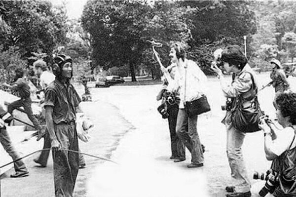 Sau khi cắm cờ, đại đội trưởng Bùi Quang Thận được các nhà báo quốc tế chụp ảnh tại sân Dinh Độc Lập. - Sputnik Việt Nam