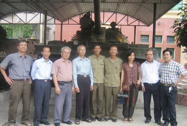 (Từ trái sang) Đại tá Nguyễn Khắc Nguyệt (thứ nhất), cựu Trưởng xe 390 Vũ Đăng Toàn (thứ ba), đại tá Bùi Quang Thận (thứ sáu) và cựu pháo thủ xe tăng 390 Ngô Sĩ Nguyên (thứ 9) trong một cuộc gặp năm 2009. - Sputnik Việt Nam