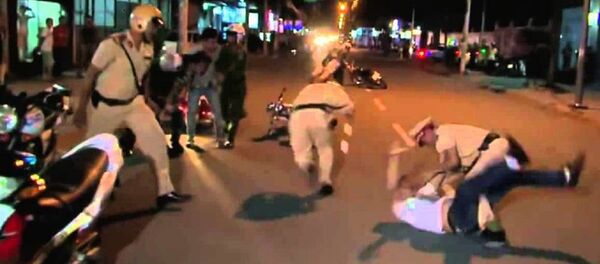 Hình một vụ chống người thi hành công vụ trước đó. - Sputnik Việt Nam