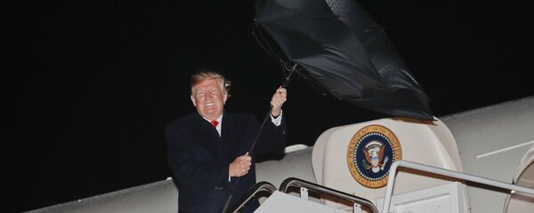 Tổng thống Mỹ Donald Trump với chiếc ô - Sputnik Việt Nam