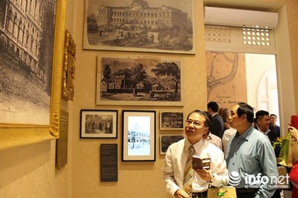 Buổi triển lãm trưng bày những hình ảnh, tài liệu về Dinh Độc Lập với 1 thế kỷ trắng. - Sputnik Việt Nam