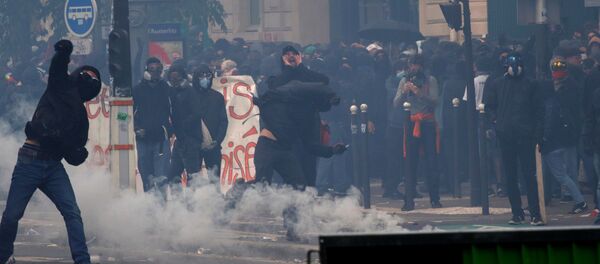 Bạo loạn trong cuộc biểu tình ngày 1 tháng 5 tại Paris - Sputnik Việt Nam