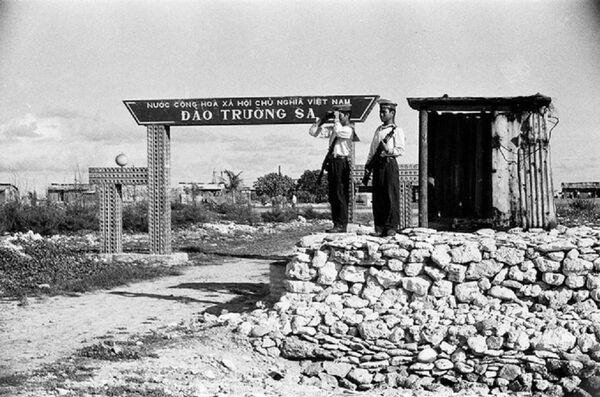 Tháng 4/1975, Hải quân Nhân dân Việt Nam giải phóng và tiếp quản các đảo Song Tử Tây, Sơn Ca, Nam Yết, Sinh Tồn, Trường Sa. - Sputnik Việt Nam