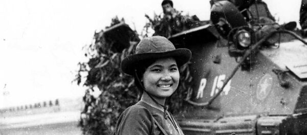 Nữ chiến sĩ biệt động Sài Gòn Cao Thị Nhíp (bí danh Nguyễn Trung Kiên) dẫn đường cho xe tăng Quân đoàn 3 tiến đánh sân bay Tân Sơn Nhất. Nữ chiến sĩ biệt động Sài Gòn Cao Thị Nhíp (bí danh Nguyễn Trung Kiên) dẫn đường cho xe tăng Quân đoàn 3 tiến đánh sân bay Tân Sơn Nhất. - Sputnik Việt Nam