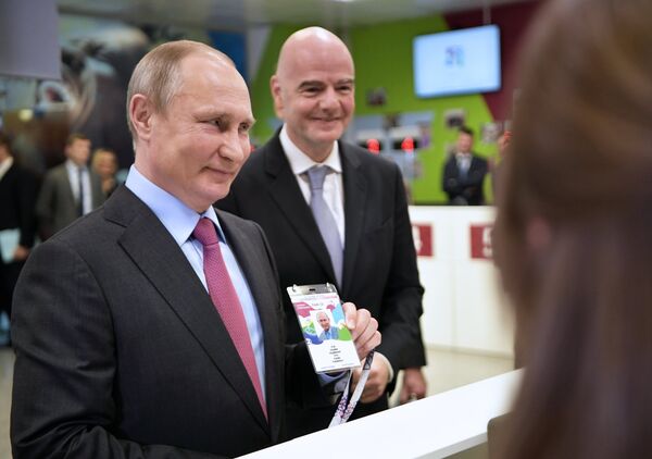 Tổng thống Putin và Chủ tịch FIFA Infantino nhận hộ chiếu người hâm mộ World Cup 2018 - Sputnik Việt Nam