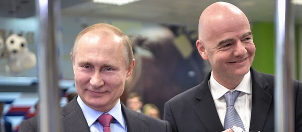Tổng thống Putin và Chủ tịch FIFA Infantino nhận hộ chiếu người hâm mộ World Cup 2018 - Sputnik Việt Nam