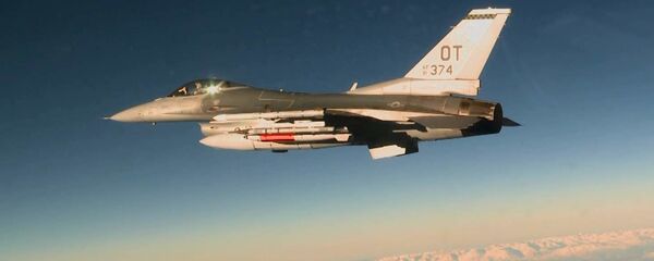 Máy bay chiến đấu Mỹ F-16C với bom B61-12 - Sputnik Việt Nam