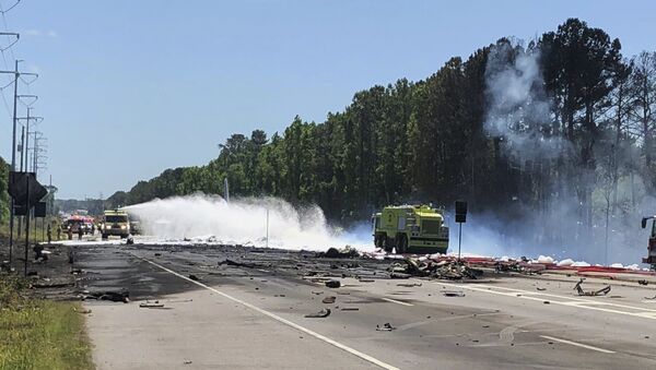 Emergency personnel work at the scene of an Air National Guard C-130 cargo plane that crashed near Savannah, Ga., Wednesday, May 2, 2018. - Sputnik Việt Nam