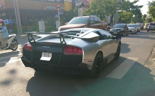 Chiếc Lamborghini Murcielago SV với biển số lăn bánh trên đường phố. Chiếc Lamborghini Murcielago SV với biển số lăn bánh trên đường phố. - Sputnik Việt Nam