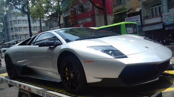 Siêu xe Lamborghini Murcielago LP670-4 SV được lái lên xe chuyên dụng để bàn giao cho Chủ tịch Tập đoàn Trung Nguyên. Siêu xe Lamborghini Murcielago LP670-4 SV được lái lên xe chuyên dụng để bàn giao cho Chủ tịch Tập đoàn Trung Nguyên. - Sputnik Việt Nam
