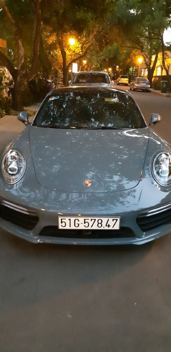 Porsche 911 Turbo S màu xám lông chuột trước biệt thự của Chủ tịch Trung Nguyên. Porsche 911 Turbo S màu xám lông chuột trước biệt thự của Chủ tịch Trung Nguyên. - Sputnik Việt Nam