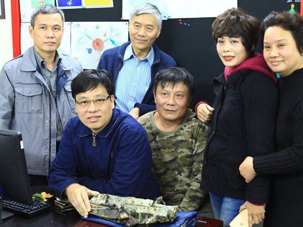 TS Nguyễn Lê Anh (ngồi, thứ 3 từ phải qua) cùng những người bạn trong nhóm tìm kiếm, cùng mảnh vỡ nghi của Mig-21U TS Nguyễn Lê Anh (ngồi, thứ 3 từ phải qua) cùng những người bạn trong nhóm tìm kiếm, cùng mảnh vỡ nghi của Mig-21U - Sputnik Việt Nam