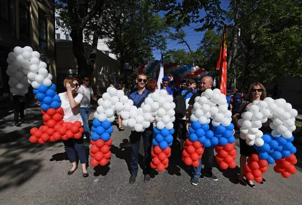 Những người tham gia mit tinh ngày 1 tháng 5 tại Simferopol Những người tham gia mit tinh ngày 1 tháng 5 tại Simferopol - Sputnik Việt Nam