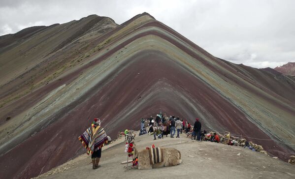 Người dân gốc trên dãy núi Andes với con Lama và khách du lịch ở phía trước núi Vinikunka ở Peru - Sputnik Việt Nam