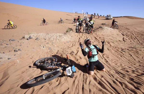 Những người tham gia cuộc đua xe đạp Titan Desert 2018 ở Morocco Những người tham gia cuộc đua xe đạp Titan Desert 2018 ở Morocco - Sputnik Việt Nam