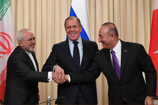 Ba vị Bộ trưởng Ngoại giao: Mohammad Javad Zarif của Iran, Sergey Lavrov của Liên bang Nga, và Mevlut Cavusoglu - Thổ Nhĩ Kỳ trong cuộc họp tại Moskva Ba vị Bộ trưởng Ngoại giao: Mohammad Javad Zarif của Iran, Sergey Lavrov của Liên bang Nga, và Mevlut Cavusoglu - Thổ Nhĩ Kỳ trong cuộc họp tại Moskva - Sputnik Việt Nam