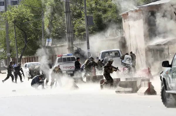 Lực lượng an ninh chạy sau vụ nổ thứ hai trong một loạt tấn công khủng bố ở thủ đô Kabul, Afghanistan, ngày 30 tháng 4 năm 2018 Lực lượng an ninh chạy sau vụ nổ thứ hai trong một loạt tấn công khủng bố ở thủ đô Kabul, Afghanistan, ngày 30 tháng 4 năm 2018 - Sputnik Việt Nam