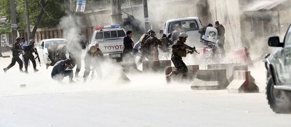 Lực lượng an ninh chạy sau vụ nổ thứ hai trong một loạt tấn công khủng bố ở thủ đô Kabul, Afghanistan, ngày 30 tháng 4 năm 2018 - Sputnik Việt Nam