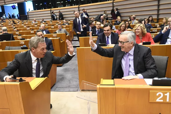 Chủ tịch Ủy ban châu Âu Jean-Claude Juncker, và Nghị sĩ Nghị viện châu Âu Nigel Farage trong phiên họp toàn thể tại Nghị viện châu Âu Chủ tịch Ủy ban châu Âu Jean-Claude Juncker, và Nghị sĩ Nghị viện châu Âu Nigel Farage trong phiên họp toàn thể tại Nghị viện châu Âu - Sputnik Việt Nam