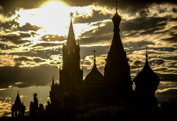 Cảnh tháp Spasskaya của điện Kremlin và Nhà thờ thánh St. Basil Cảnh tháp Spasskaya của điện Kremlin và Nhà thờ thánh St. Basil - Sputnik Việt Nam