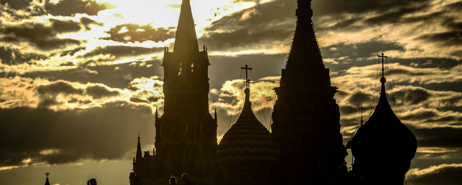 Cảnh tháp Spasskaya của điện Kremlin và Nhà thờ thánh St. Basil - Sputnik Việt Nam, 1920, 29.12.2021