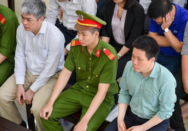 Hà Văn Thắm (áo anh) và Nguyễn Xuân Sơn (áo trắng) tại phiên tòa chiều 4/5. Hà Văn Thắm (áo anh) và Nguyễn Xuân Sơn (áo trắng) tại phiên tòa chiều 4/5. - Sputnik Việt Nam