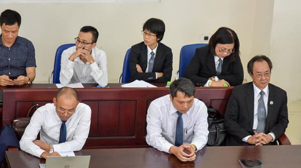 Các luật sư tham gia bào chữa cho bị cáo trong đại án Oceanbank tại phiên tòa chiều 4/5. Các luật sư tham gia bào chữa cho bị cáo trong đại án Oceanbank tại phiên tòa chiều 4/5. - Sputnik Việt Nam