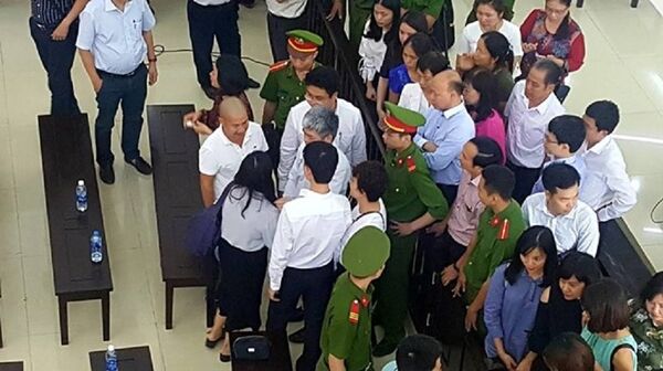 Nhiều người đến bắt tay chúc mừng bị cáo Nguyễn Xuân Sơn có hi vọng thoát án tử Nhiều người đến bắt tay chúc mừng bị cáo Nguyễn Xuân Sơn có hi vọng thoát án tử - Sputnik Việt Nam