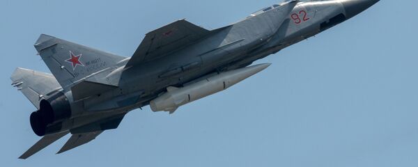 Máy bay đánh chặn MiG-31K cùng tên lửa siêu thanh Kinzhal - Sputnik Việt Nam